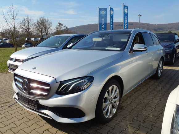 Skats no kreisās puses priekšā