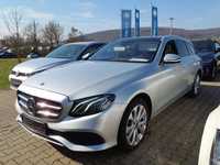 Skats no kreisās puses priekšā