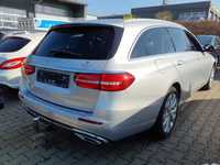 Skats no labās puses aizmugurē