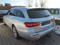 Skats no kreisās puses aizmugurē