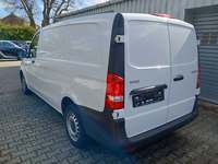 Skats no kreisās puses aizmugurē