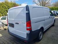 Skats no labās puses aizmugurē