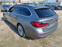 Vaade tagant vasakult