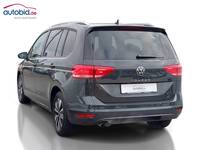 Skats no kreisās puses aizmugurē