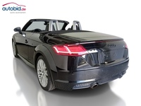 Skats no kreisās puses aizmugurē