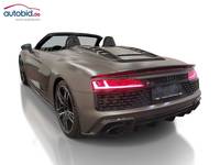 Skats no kreisās puses aizmugurē