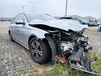 Pogled sprijeda desno