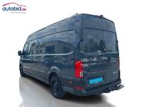 Skats no kreisās puses aizmugurē