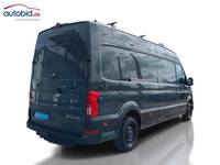 Skats no labās puses aizmugurē