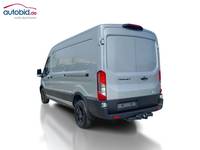 Skats no kreisās puses aizmugurē