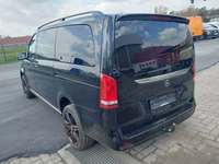 Vue de l’arrière gauche