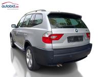 Skats no kreisās puses aizmugurē