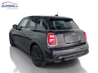 Skats no kreisās puses aizmugurē