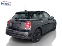 Skats no labās puses aizmugurē