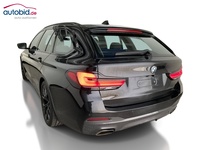 Skats no kreisās puses aizmugurē