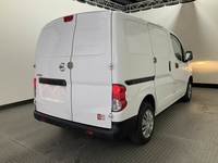 Skats no labās puses aizmugurē