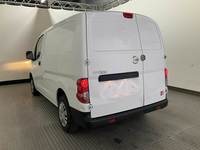 Skats no kreisās puses aizmugurē