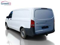 Skats no kreisās puses aizmugurē