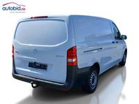 Skats no labās puses aizmugurē