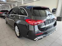 Skats no kreisās puses aizmugurē