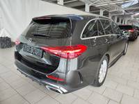 Skats no labās puses aizmugurē