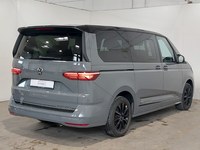 Pogled od pozadi desno