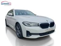 Skats no labās puses priekšā