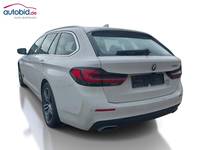 Skats no kreisās puses aizmugurē