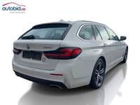 Skats no labās puses aizmugurē