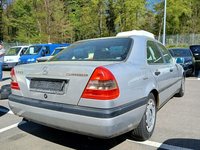 Pogled desno zadaj