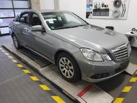 Pogled sprijeda desno