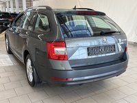 Skats no kreisās puses aizmugurē