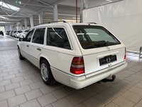 Skats no kreisās puses aizmugurē
