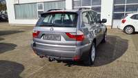 Skats no labās puses aizmugurē