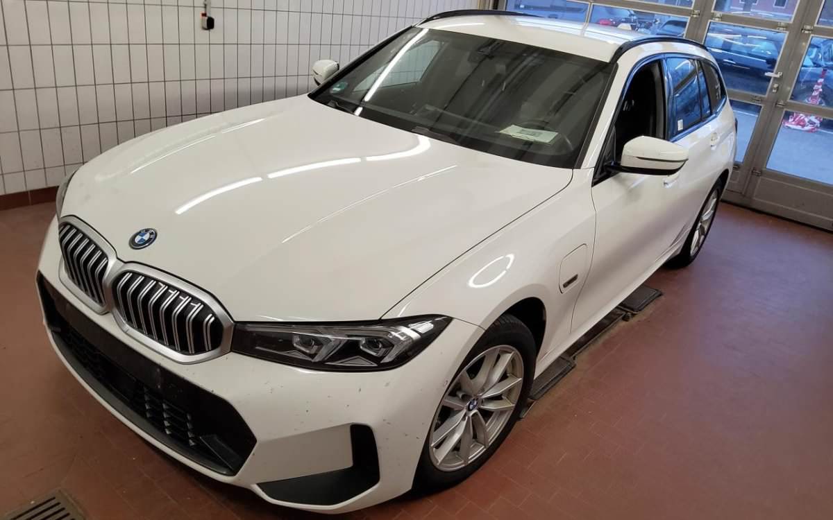 BMW 330e
