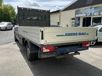 Skats no kreisās puses aizmugurē