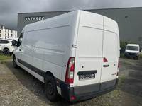 Skats no kreisās puses aizmugurē