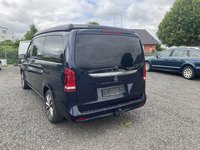 Skats no kreisās puses aizmugurē