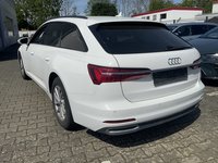 Skats no kreisās puses aizmugurē