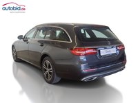 Skats no kreisās puses aizmugurē