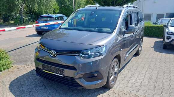 Pogled levo spredaj