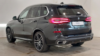 Skats no kreisās puses aizmugurē