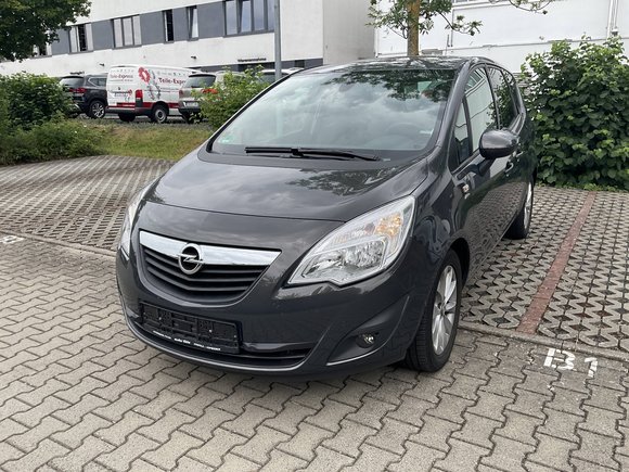 Skats no kreisās puses priekšā