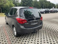 Skats no kreisās puses aizmugurē