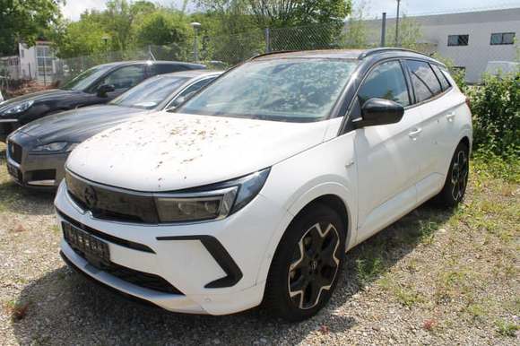 Pogled levo spredaj