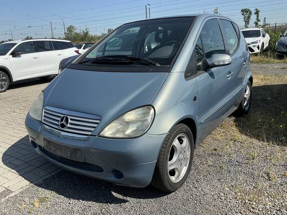 Pogled levo spredaj