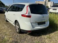 Skats no kreisās puses aizmugurē