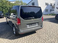 Skats no kreisās puses aizmugurē