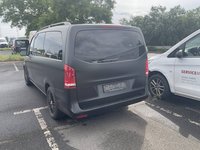 Skats no kreisās puses aizmugurē