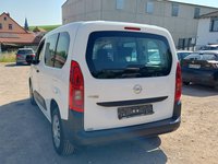 Skats no kreisās puses aizmugurē